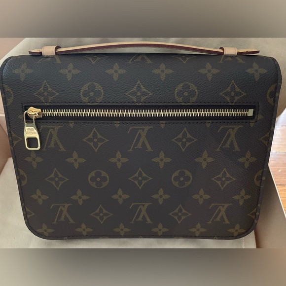 Louis Vuitton Monogram Pochette Metis - Picture 4 of 5